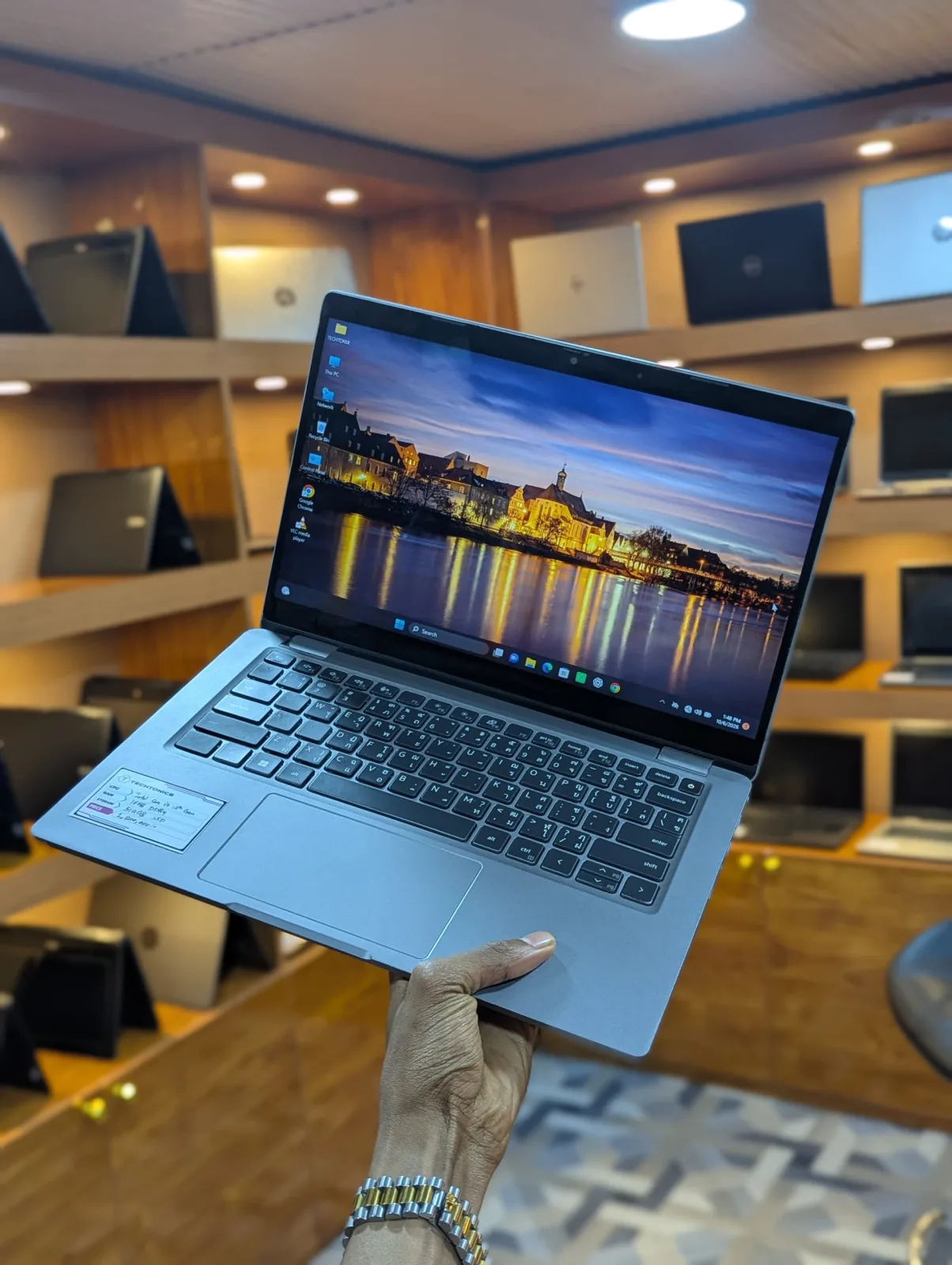 Dell latitude 5330 2-in-1 Touchscreen Thumbnail 4